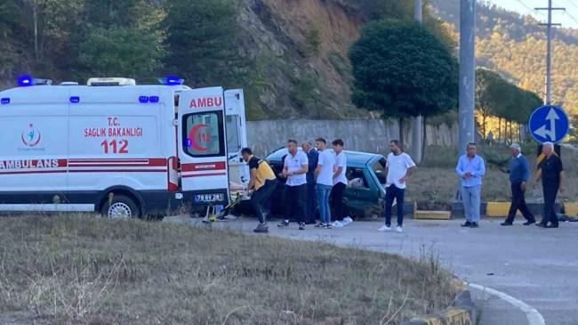 Karabük'te iki otomobil çarpıştı: 1'i ağır 4 yaralı
