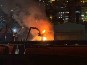 Liman sahasında yanan iş makinesi paniğe neden oldu
